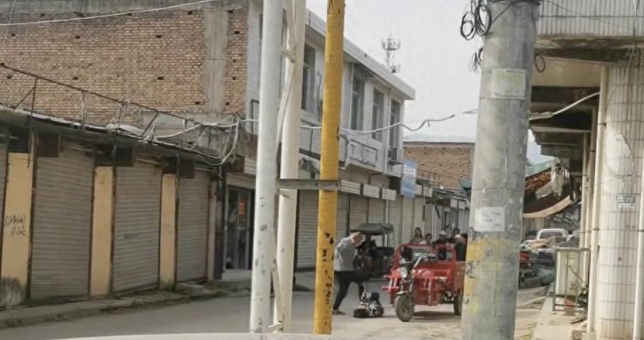 结婚证并非“免死金牌”!西安当地回应一男子当街踢打妻子:男子已被拘留,警方妇联街道多方介入(图1)