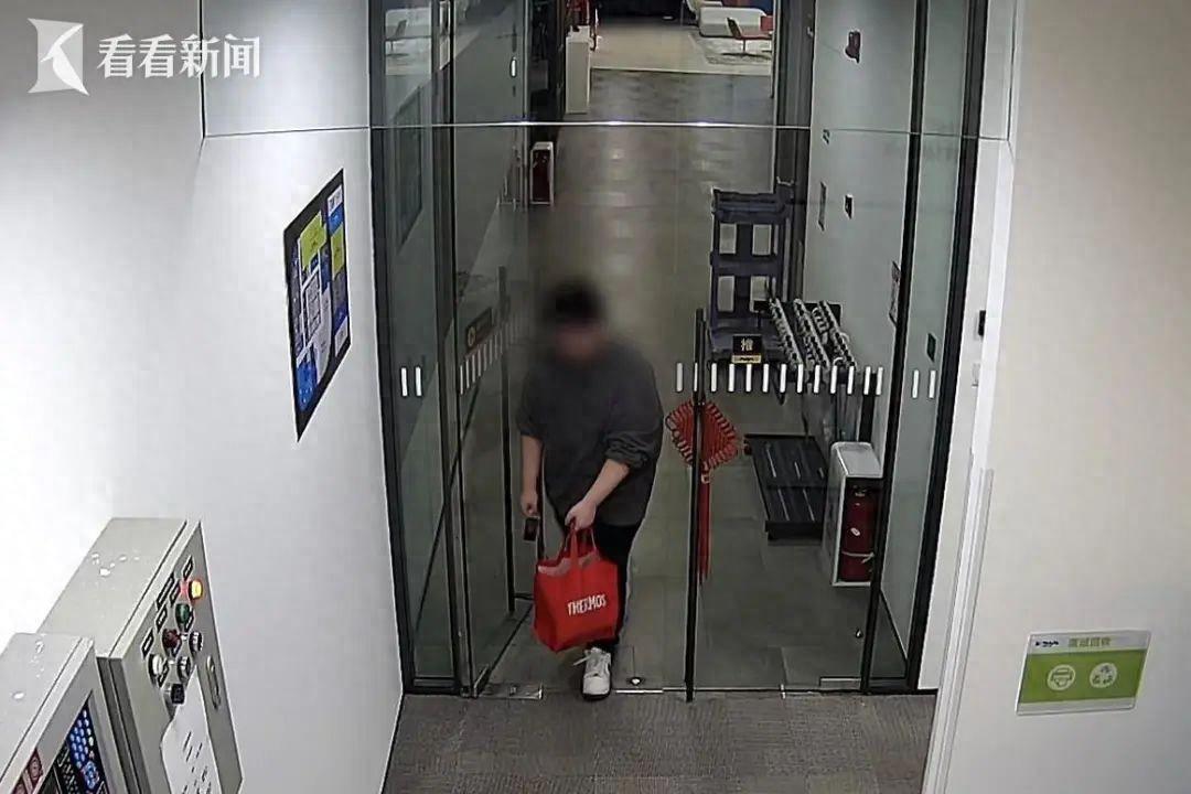 上海一男程序员被刑拘!为了打赏主播,差点把公司搬空了 网友:有这钱什么样没有?(图1)