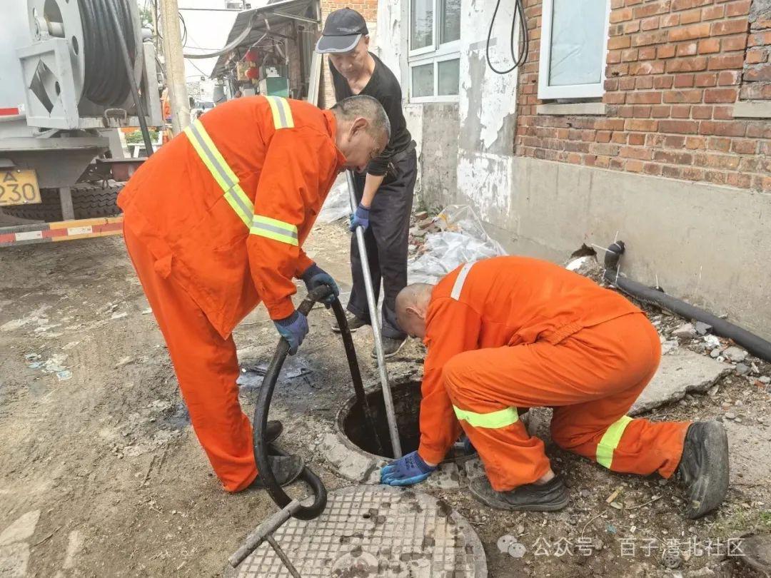 汛前疏通下水道 百北社区解民忧(图1)