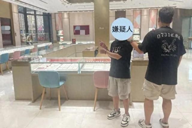 事发长沙！男子豪购十几万元黄金，金器店公司账户就莫名被冻结了(图1)