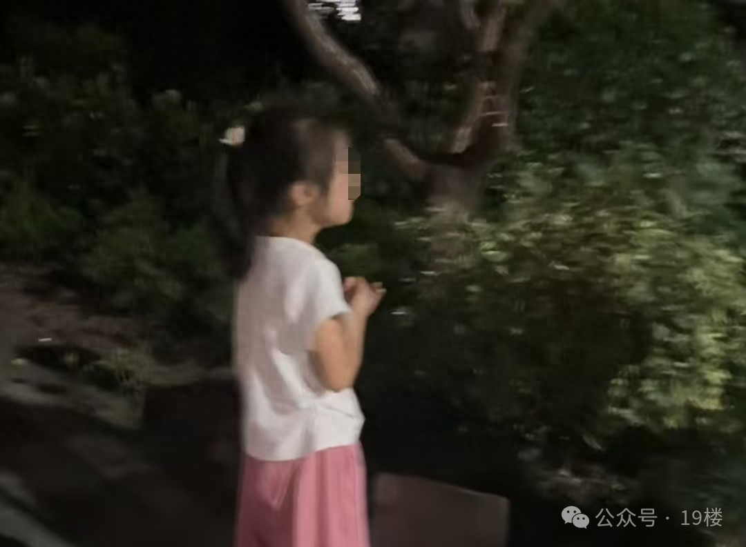 一年级女孩不会拼音，大晚上被妈妈丢在路边，家长辅导作业太崩溃(图1)