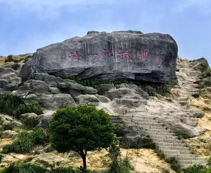 深圳“鹏城第一峰”打卡点竟是假石头？景区回应：就是人造假山(图3)