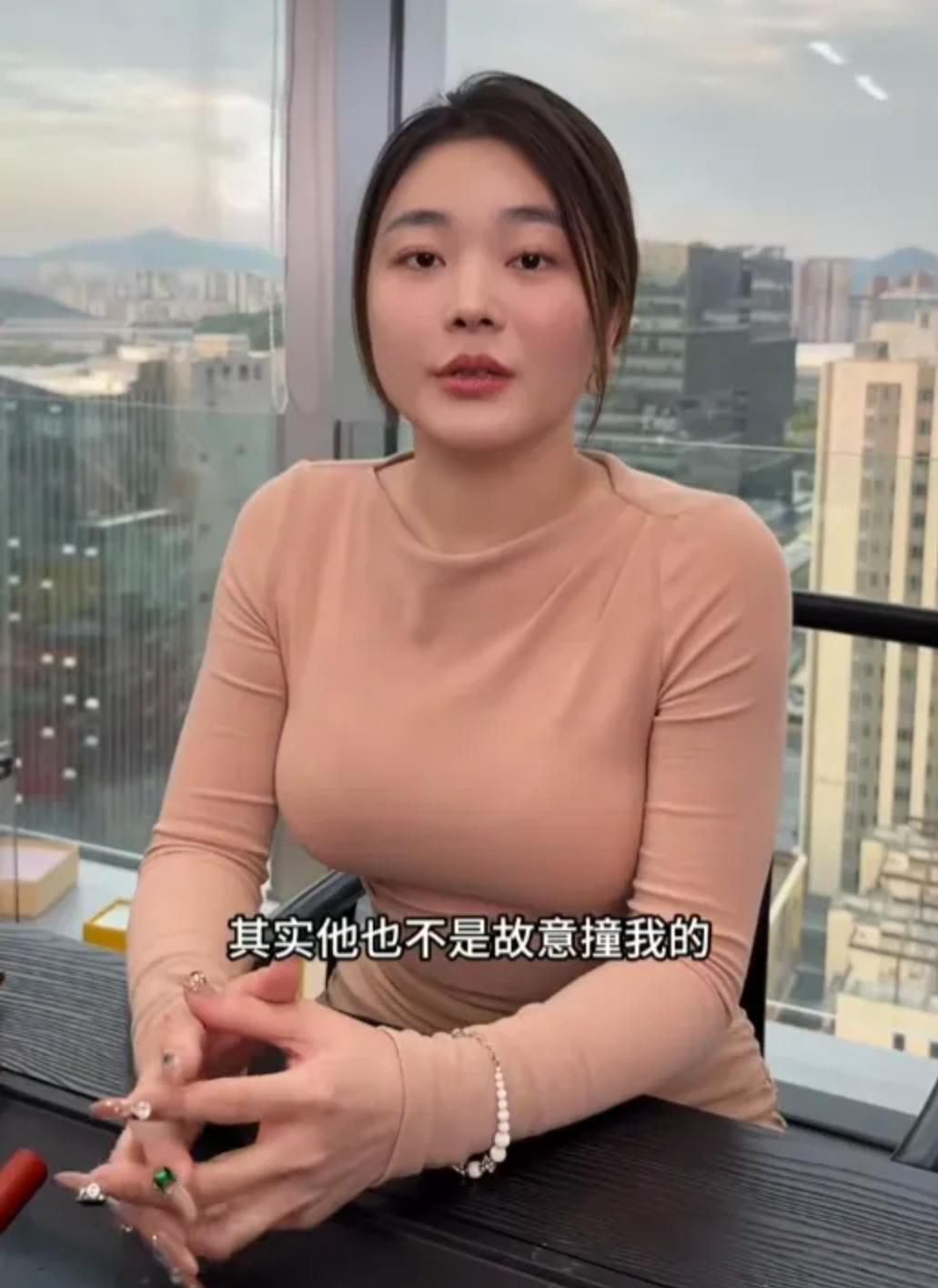 广州一货车撞上粉色劳斯莱斯被认定全责，司机发抖，女车主淡定拍照，老公还很开心(图4)