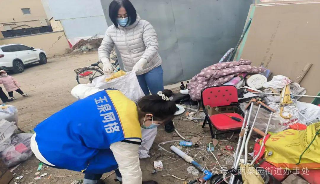 【小网格 大担当】西菜园街道西苑社区:垃圾堆放惹人愁 社区主动来化解(图1)