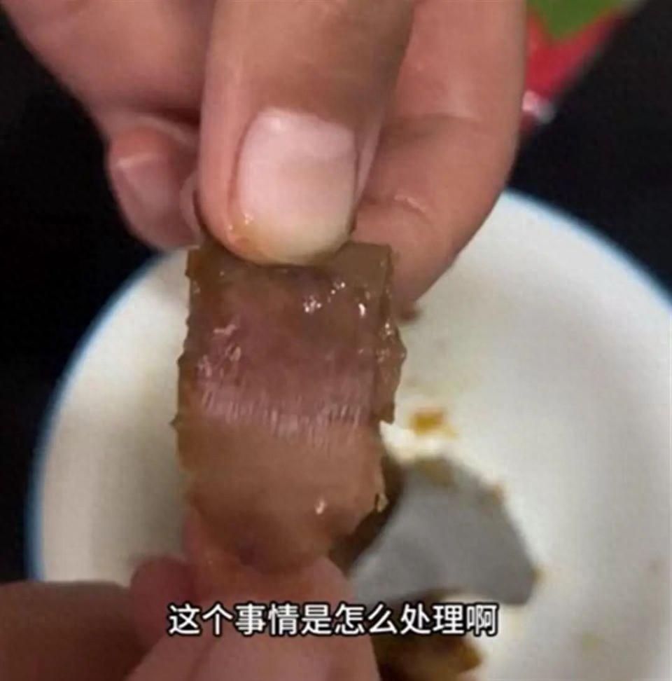 粽子吃出带血创可贴?来伊份回应:已全面下架(图1)