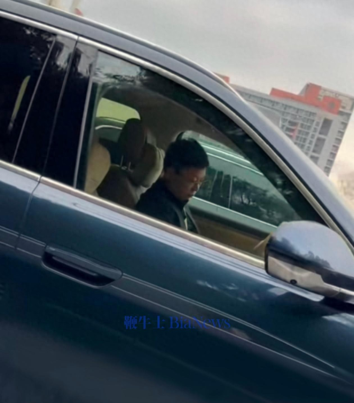 深圳交警回应“余承东疑似开车睡觉” 不允许（这样做）的!(图1)