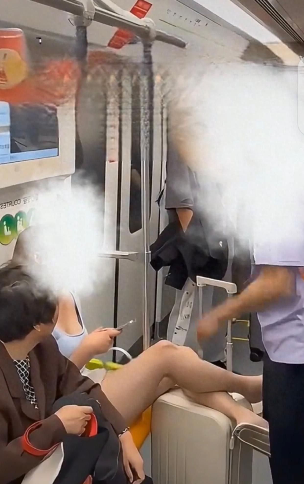 行政处罚!上海地铁两人激烈争执,女子多次踢踹并追打男子(图1)