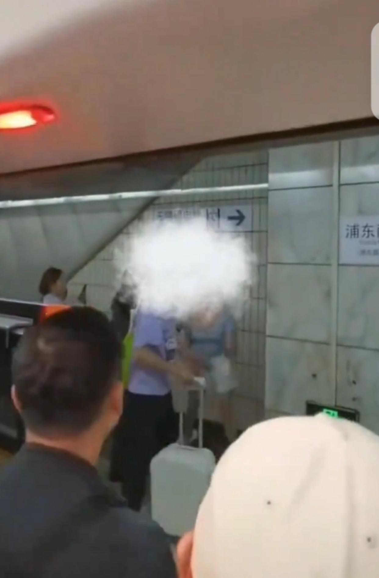 行政处罚!上海地铁两人激烈争执,女子多次踢踹并追打男子(图2)