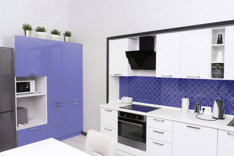 alexeyzatevahin，123RF的非常 Peri 颜色的厨房内部。